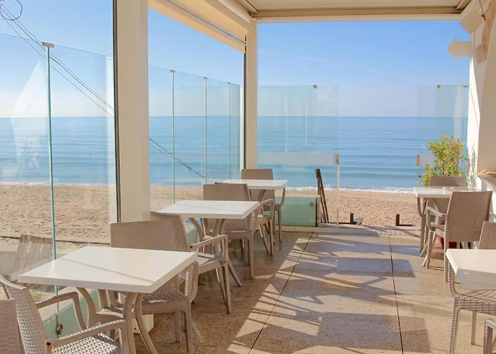 Golden Beach Guest House&Rooftop Bar